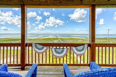 Image de Blue Chair Bay | South Main Bayfront w/ 2-Level Screened Porches, Sunset Views & Shared Pier