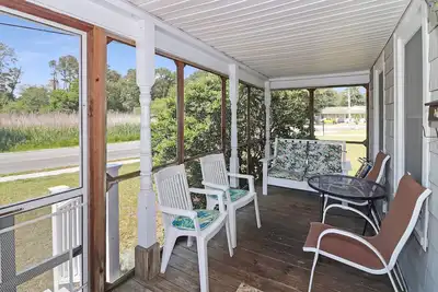 Image de Blue Moon | Central Chincoteague Retreat w/ 2 Screened Porches, King Suite & Pet Friendly Stay
