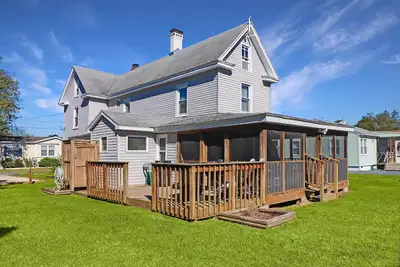 Image de Blue Point | Classic Chincoteague Home w/ Wood Stove, Screened Porch, Outdoor Shower & Pets