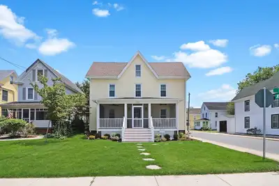 Image de Hill House | Downtown Chincoteague 4br Walk to Shops & Dining, Sunset Water Views + Pet Friendly