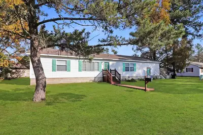 Image de Island Thyme | Huge Wrap Deck, Hot Tub, Foosball + Walk to Carnival Grounds
