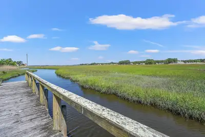 Image de Joint Venture | Walk to Maddox Blvd, Water Views, Affordable Stay + Pet Friendly