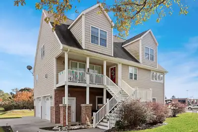 Image de Mainstay - Outdoor shower; Multiple balconies!
