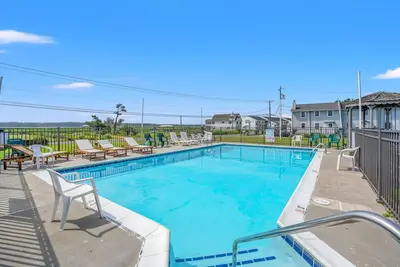 Image de Morning Memories | Light Coastal Home w/ Community Pool, Shared Dock Water Access & Pet Friendly