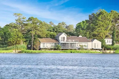 Image de Poole's Cove | Waterfront Main Street Retreat Fully Renovated w/ Rooftop Lounge & Artistic Charm