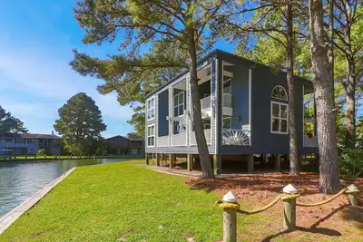 Image de Sunshine Daydream | Oyster Bay Canal Waterfront w/ Multiple Porches, Water Views & Dog Friendly