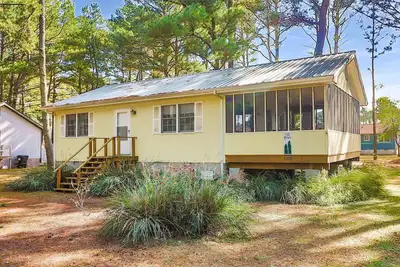 Image de Tall Pines | Piney Island Home Near Beach, Screened Porch, Community Water Access + Pet Friendly