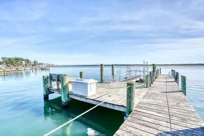 Image de Wildflower | Waterfront w/ Shared Pier & Floating Dock, Screened Porches + Balcony Views