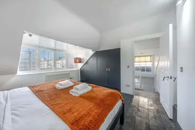 Image de Spacious Georgian Apartment near Victoria St