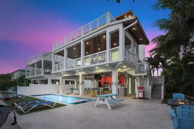 Image de Luxe Waterrijke Oase met Verwarmd Zwembad en 50' Dokk