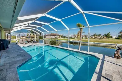 Image de A spacious 3-bedroom retreat in sunny Cape Coral.