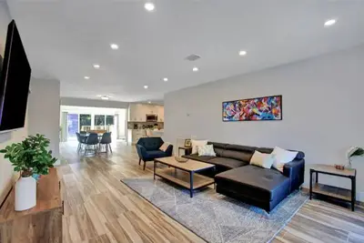 Beautifully Renovated Villa 10 min from the beach!