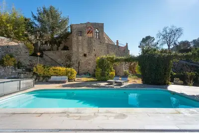 Farmhouse with pool and private access to the river