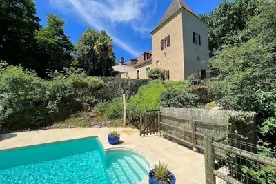 Image de Maison de campagne colorée avec jardin spacieux, grande piscine et forêt