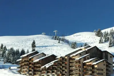 Image de À 10m des pistes de ski, 3ème étage, vue montagne, balcon, télévision, casier à ski, 35m²
