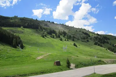 Image de À 10m des pistes de ski, 7ème étage, vue pistes de ski, balcon, télévision, casier à ski, 27m²