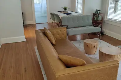 Image de Mid Century Bungalow Minutes from Downtown