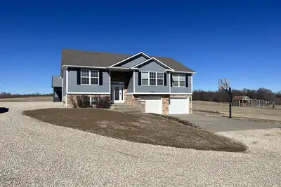 Image de Country home with lake access and game room.