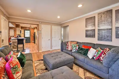 Image de Quiet Commack Cottage w/ Pool, 8 Mi to Beach!