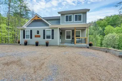 Image de This newly built home has much to offer! hot-tub, fenced in back yard.