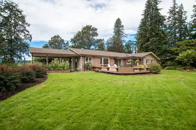 Image de Newly Renovated! Peaceful Country Farmhouse with Hot Tub and Pool