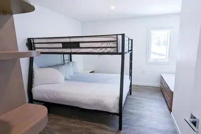 Image de New Modern Executive Home across from Skaha Lake.
