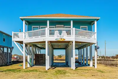 Image de Sea breeze oceanfront home with balcony, patio, hammock, & W/D