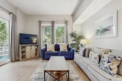 Image de First-floor condo with a kitchen, patio, pool, hot tub, grill, & spa access