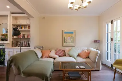 Image de Sunny & Vibrant home in prime Newtown location