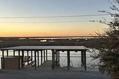 Image de Bayou Paradise Lodge 3bed 2Bath Bunk Delacroix Fish Camp sleep 2-24 w/cargo lift