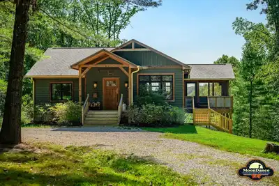 Image de New log cabin on 52 acres, pet-friendly!