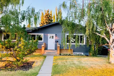 Image de Sleek Modern Brand New Bungalow near Chinook mall
