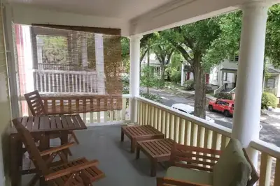 Image de Under the Oaks (Victorian District)