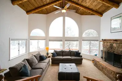 Image de Enchanting home with expansive views, fireplace, washer\/dryer, & hot tub