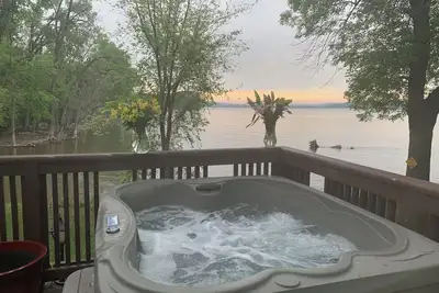 Image de Lux Riverfront, HotTub, In/Outdoor Fireplace &Fun!