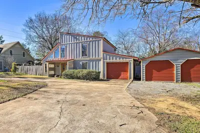 Image de Pet-Friendly Home in Montgomery w/ Hot Tub!