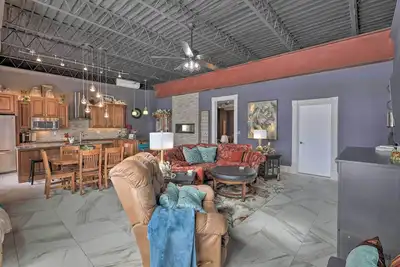 Image de Regal River Retreat in the Heart of Yankton!