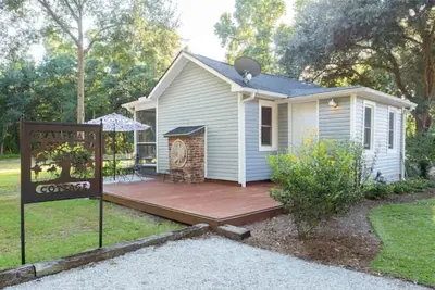 Image de Grand Oaks Cottage: Ideal Location! New Fire Pit!