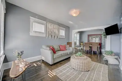 Image de Enjoyable Bohemian Home Near Downtown by Lake Michigan