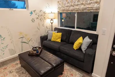 Image de Hummingbird Cottage: Private, close to downtown Ag
