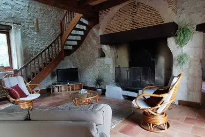 Image de Maison de charme en pierre avec terrasse surplombant la rivière