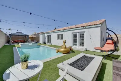 Image de Indio Oasis with pool, jacuzzi, gazebo, grill, fire pit and a game room