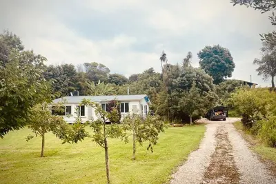 Image de Tranquil, comfortable Kiwi bach, 1 minute from the beach