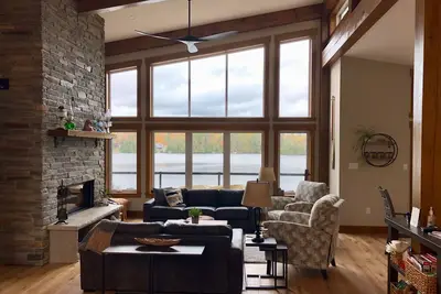 Image de Stunning timberframe lakehouse with gourmet kitchen