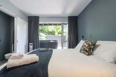 Image de Spacious Home Near Cbd | Spa Pool | Parking | 3br