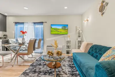 Image de Luxurious two-beds, two-baths with a Beautiful Roof top view-15min from city