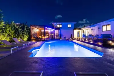 Image de 7 Bedroom Villa Catalina Salt Water-Pool Bkt Court