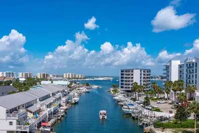 Image de Red Hot Retreat- boat parking, harbor, pets ok!