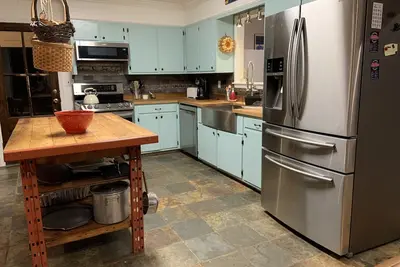 Image de Cheerful, artsy 3br house with pool - 10 min to the Square