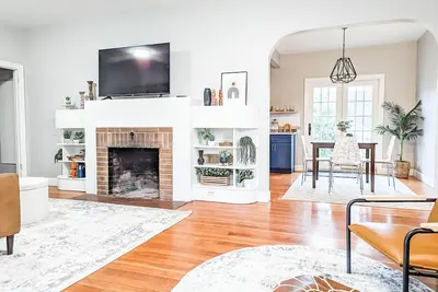 Image de Downtown Historic Bungalow- Pet friendly fully fenced backyard